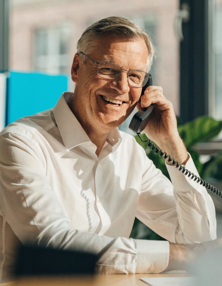 Adviseur van ATB neemt de telefoon op