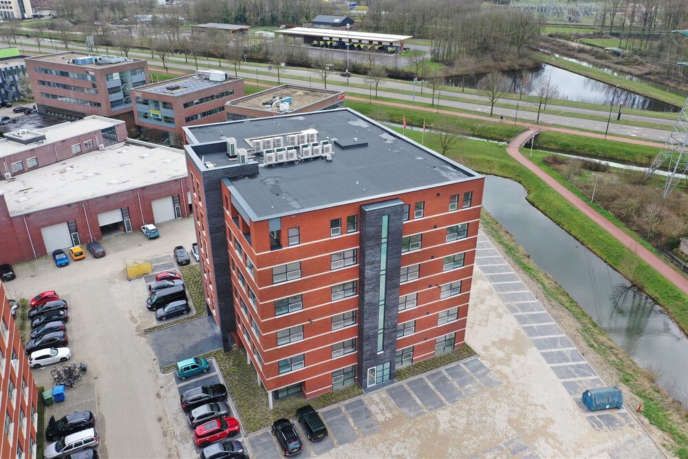Luchtfoto van het nieuwbouwpand Kerkenbos 1065 in Nijmegen met de buitendelen op het dak