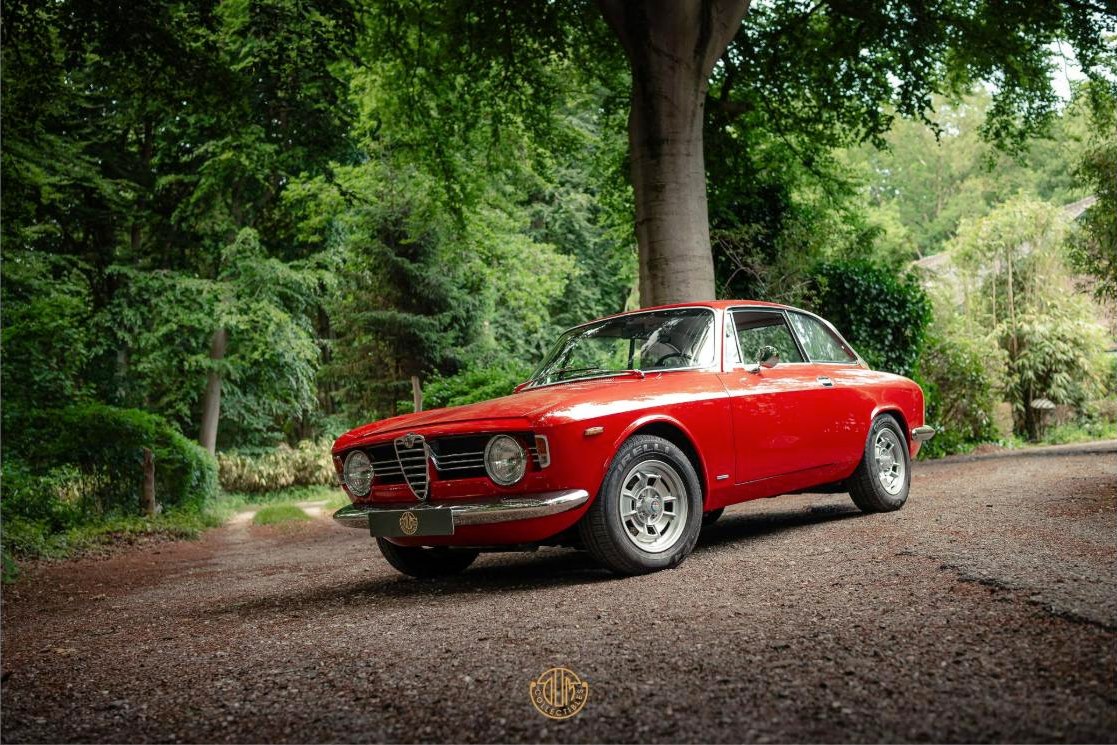 Alfa Romeo Giulia 1600 Sprint GTV uit 1967 op gravel voor een landhuis