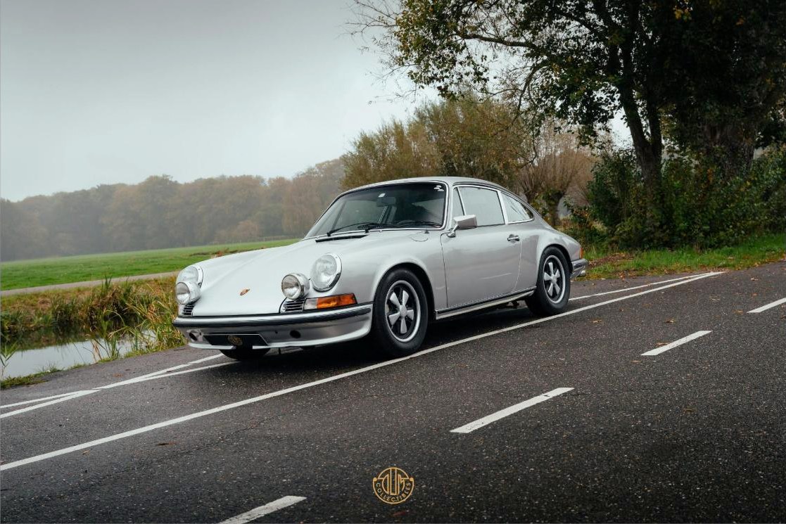 Porsche 911 S Ölklappe uit 1972 op een mistige weg