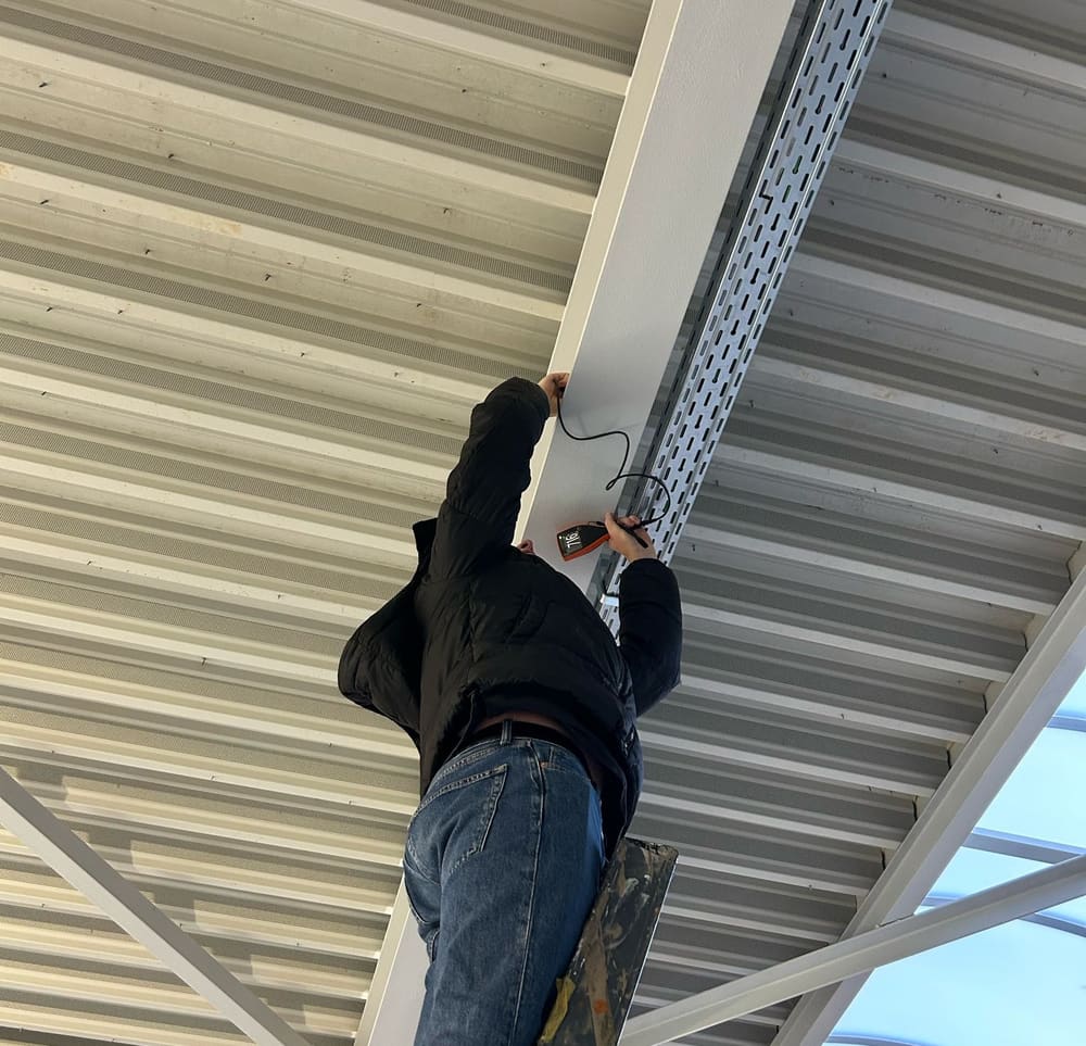 Laagdiktemeting van brandwerende coating op een stalen ligger op locatie