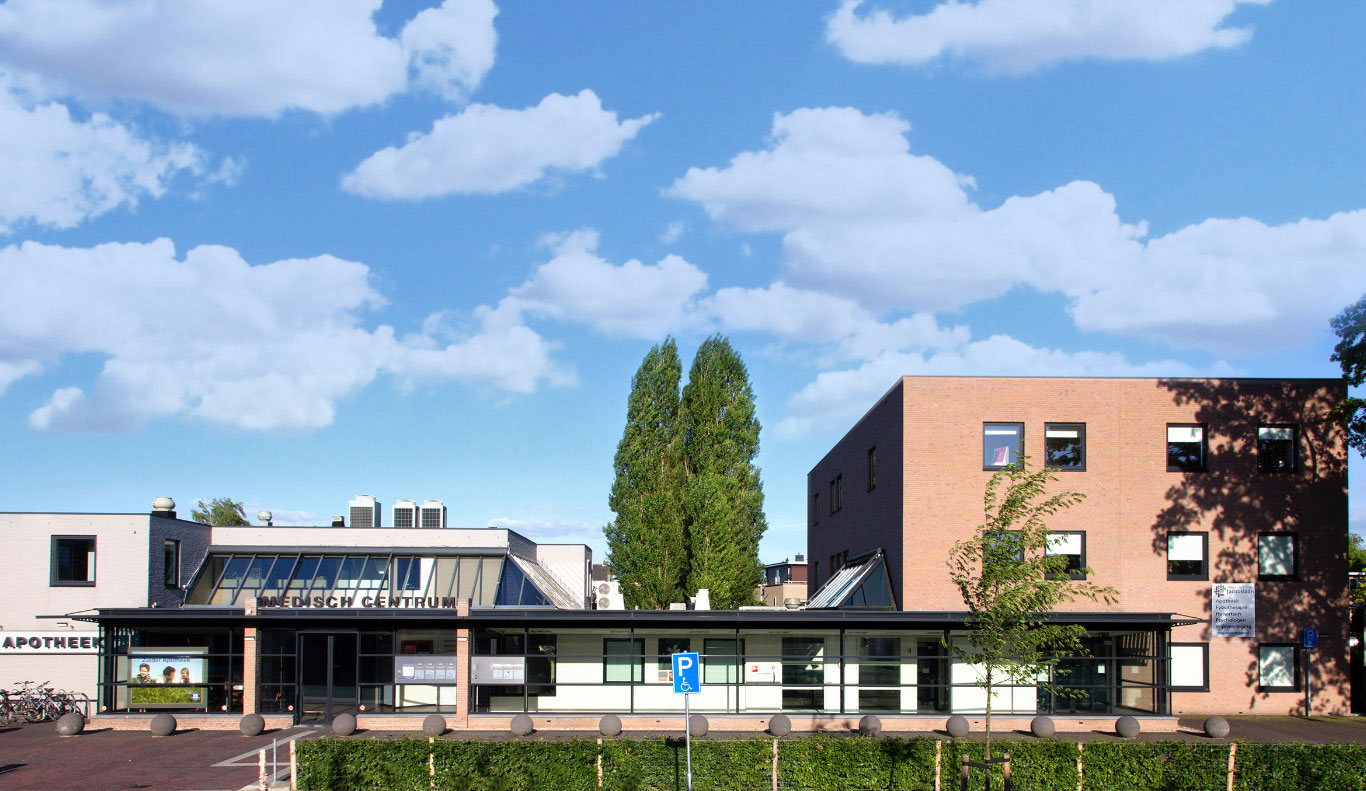 Het Medisch Centrum aan de Sint Jacobslaan onder een blauwe lucht