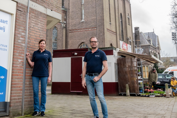 Jolanda van 't Hof en Bas Titse voor de praktijk aan de Groenestraat
