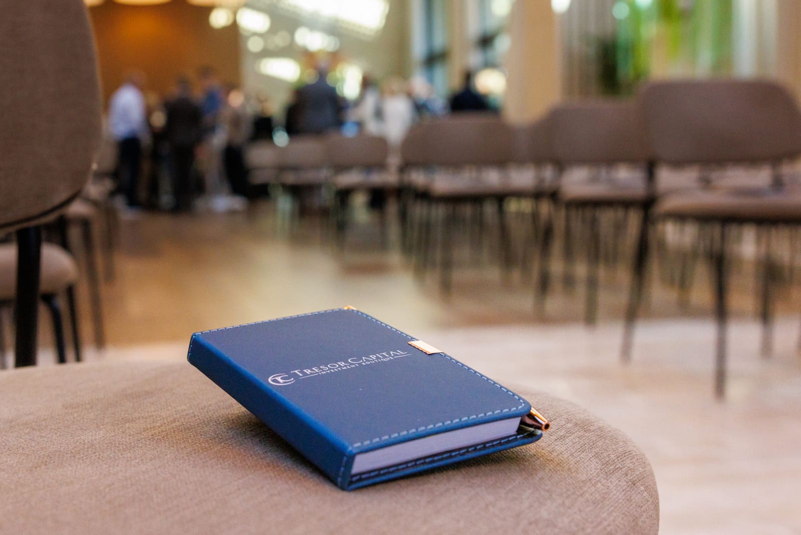 Notitieboek van Tresor Capital op tafel in de zaal